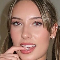 Bella Reid Nøgen