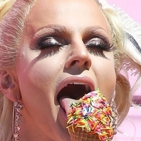 Courtney Act Nøgen