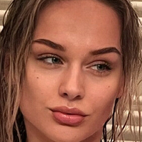 Eloise haper Nøgen