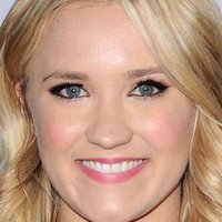 Emily Osment Nøgen